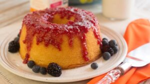 Bolo zero lactose com frutas vermelhas