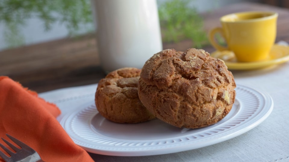 Broa de milho com iogurte laranja, cenoura e mel