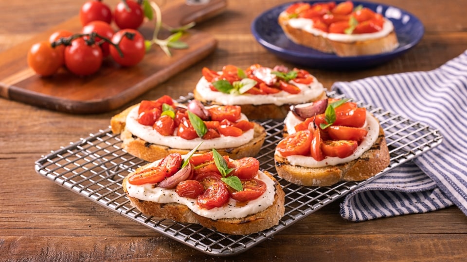 Brusquetta com Creme de Ricota e Tomates Confitados