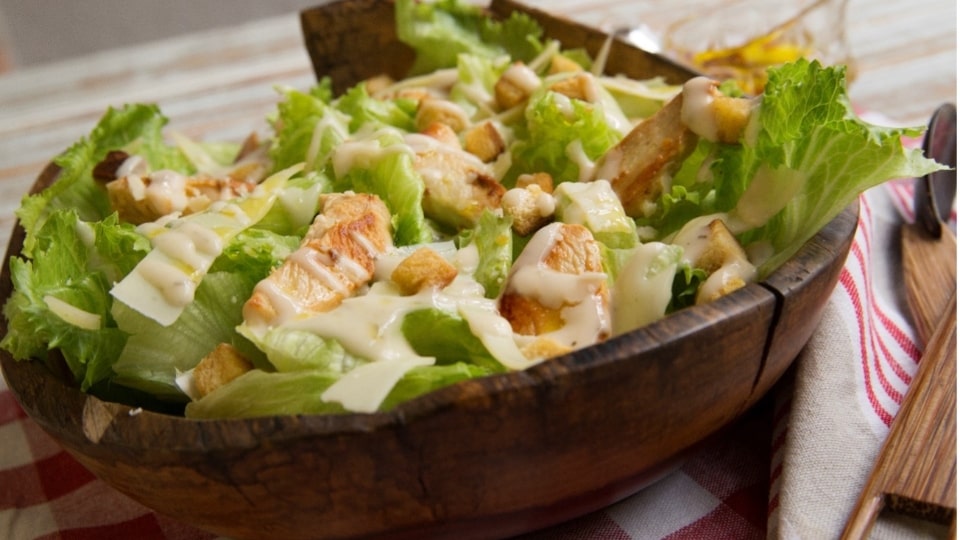 Caesar Salad com Parmesão