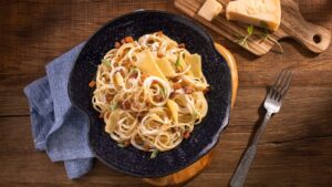 Carbonara com Creme de Ricota e lascas de Grana Padano