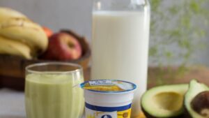 Creme de abacate com iogurte natural mel