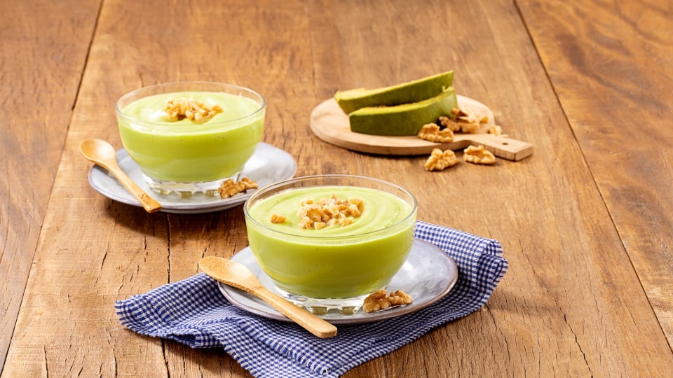 Creme de abacate com morango e xerém de castanhas