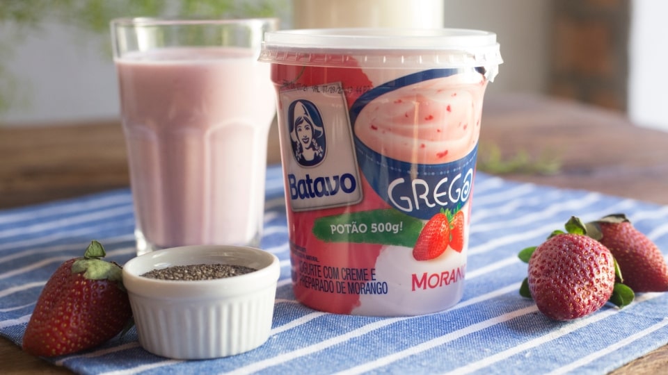Iogurte grego de morango batido com linhaça