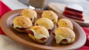 Pão de Queijo com Requeijão e Goiabada