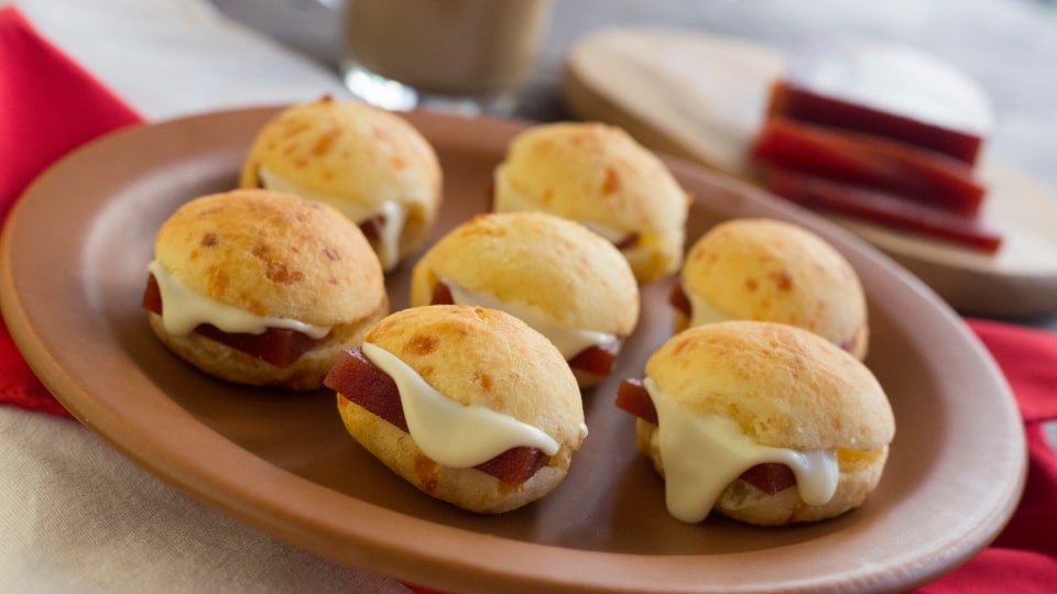 Pão de Queijo com Requeijão e Goiabada