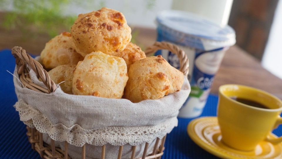 Pão de queijo com iogurte grego tradicional