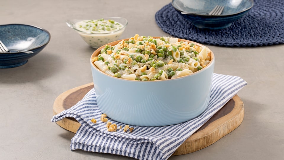 Penne ao molho de iogurte com ervilhas frescas e raspas de limão
