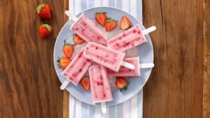 Picolé de iogurte com pedaços de morango