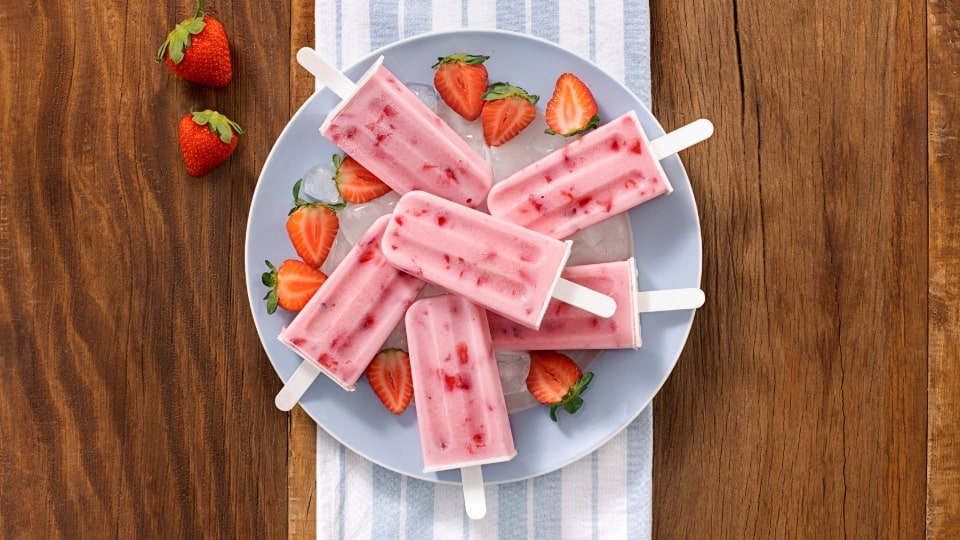 Picolé de iogurte com pedaços de morango
