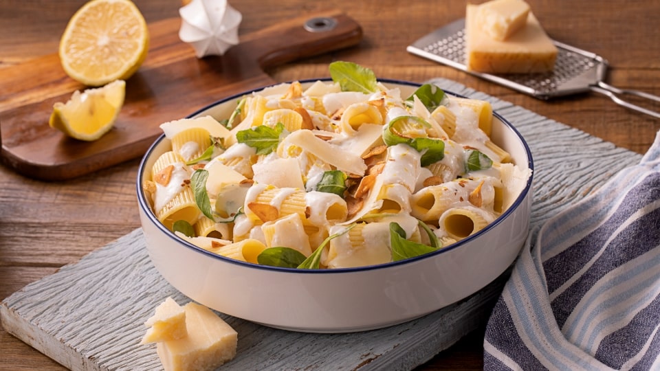 Salada de Rigatoni com Creme de Ricota ao Limone e Lascas de Grana Padano
