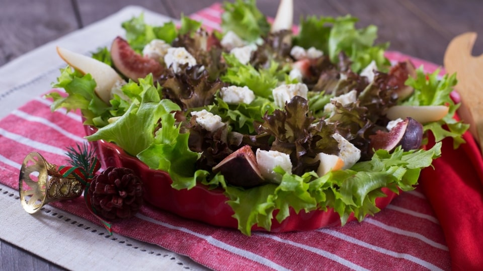 Salada verde com pêras, figos e queijo de cabra