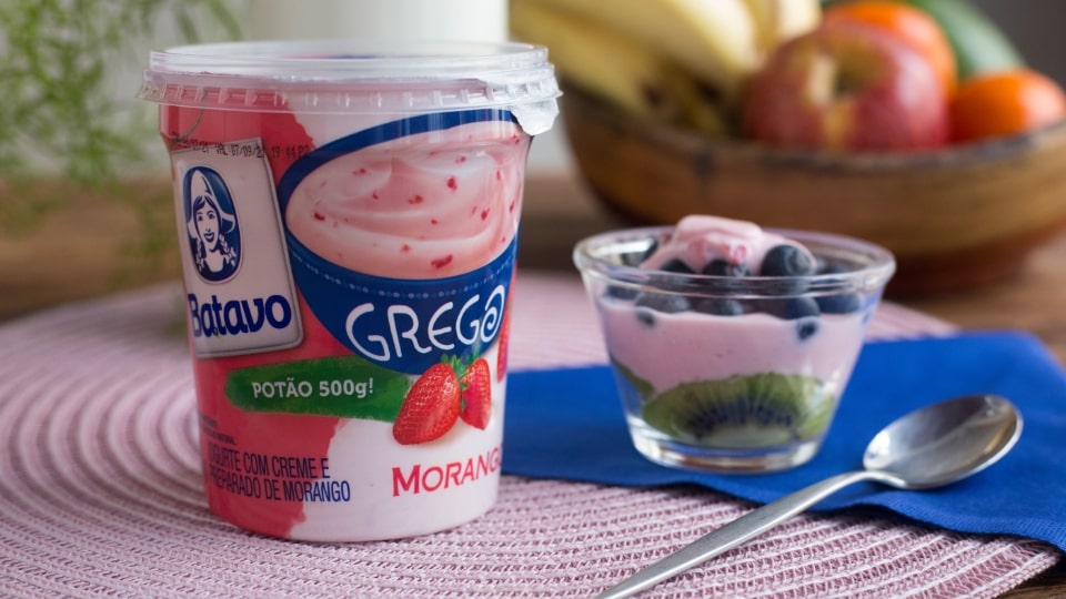 Verrine de Frutas com Iogurte Grego de Morango